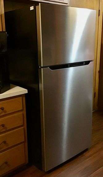 Insignia Model NS-RTM18SS7 Refrigerator/Freezer