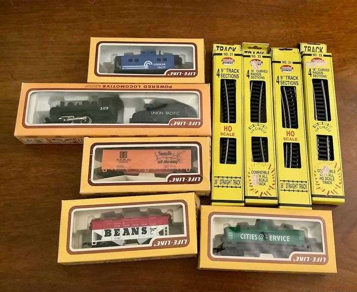 HO Scale Train Cars and Tracks