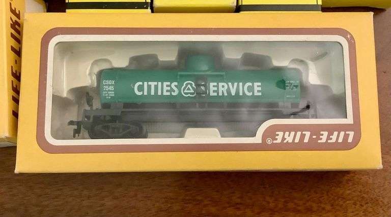 HO Scale Train Cars and Tracks