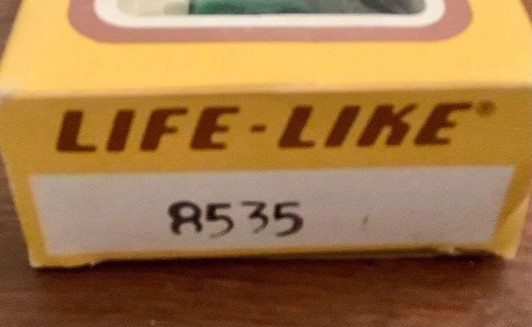 HO Scale Train Cars and Tracks