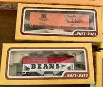 HO Scale Train Cars and Tracks