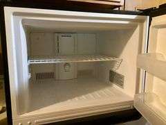 Insignia Model NS-RTM18SS7 Refrigerator/Freezer