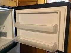 Insignia Model NS-RTM18SS7 Refrigerator/Freezer