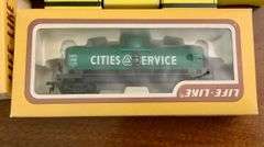 HO Scale Train Cars and Tracks