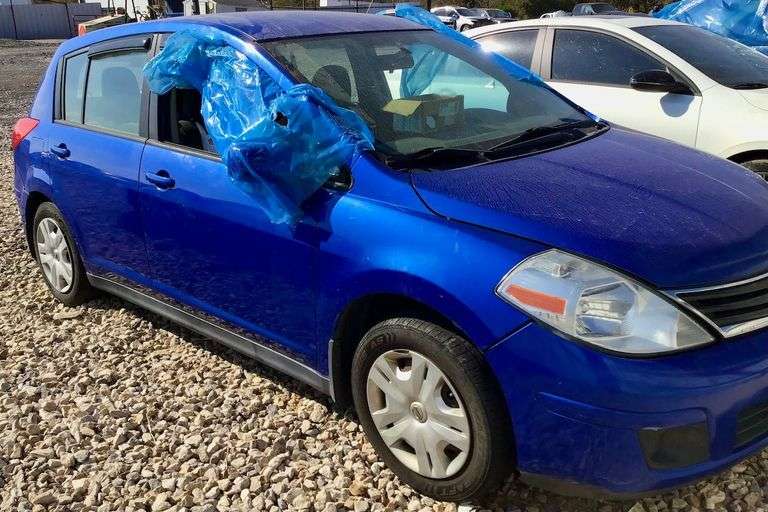 2011 Nissan Versa image