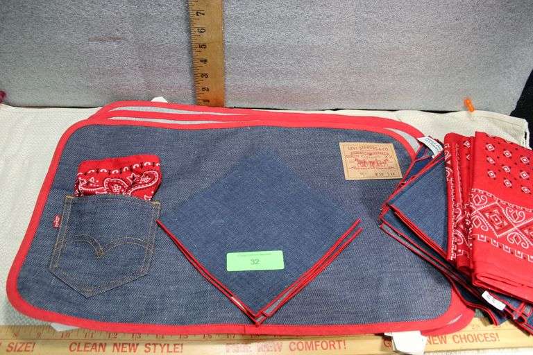 Levi Placemats 8 Placemats 12 Napkins 6 Bananas image