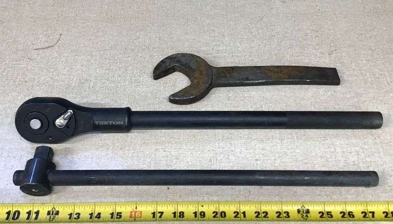 3/4in Socket Wrench and Breaker Bar image