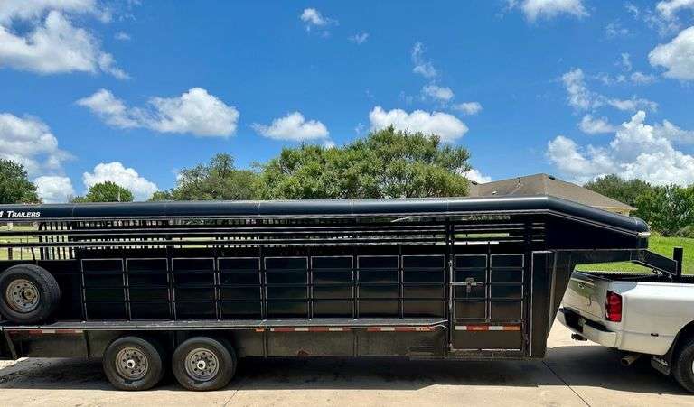 1999 24ft CM Hard Top Stock Trailer