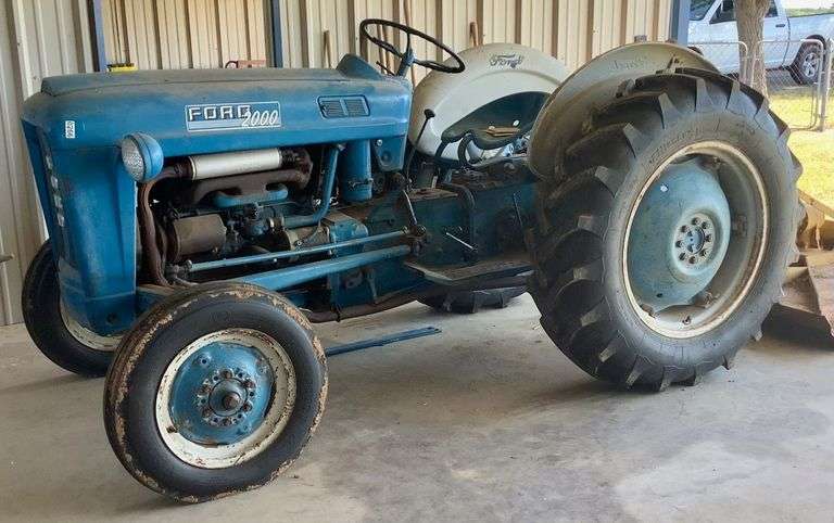 Ford 2000 Tractor image