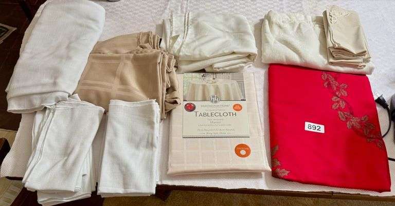 6 Tablecloths - 12 Napkins White, 6 Creme Napkins image