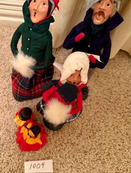 4 Carolers image