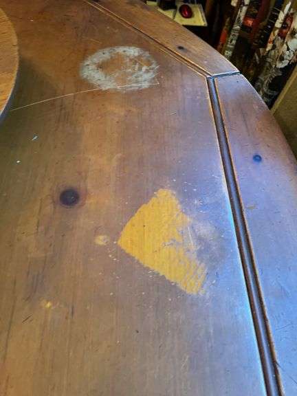 Round dining table