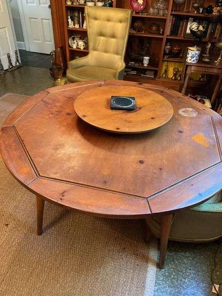 Round dining table