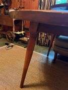 Round dining table