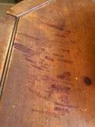 Round dining table