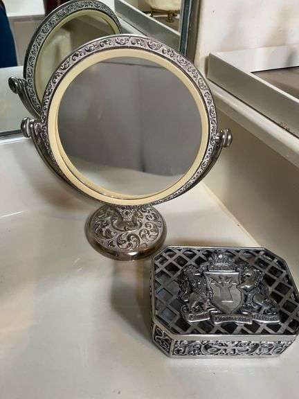 Assorted Vanity Items image