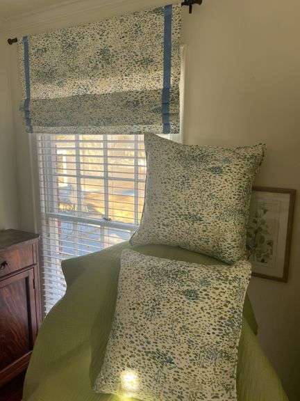 Matching Window Shades,Pillow Set, and Quilt image
