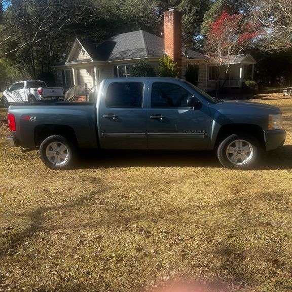 2011  Chevrolet  Silverado LT 2011 Chevrolet Silverado LT, Z-71, 4WD, needs engine repairs image