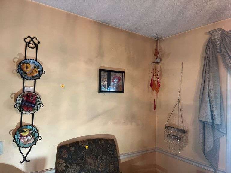 Miscellaneous wall hanging lot