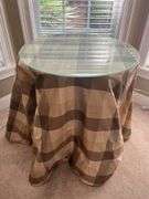 Round display table