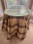 Round display table