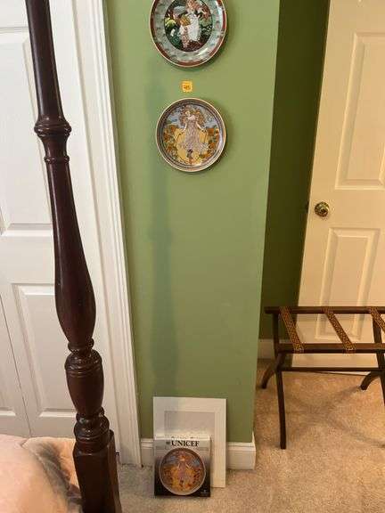 Set of decorative plates