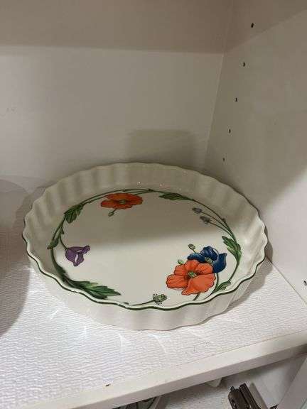 2 Casserole dishes and pie dish