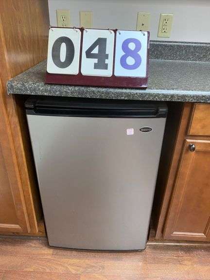 SANYO MINI REFRIGERATOR image