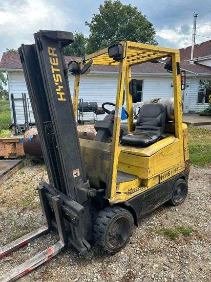 Hyster 35 Propane Forklift, 2-Stage, Side Shift image