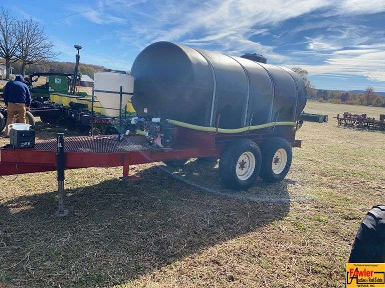 1600-Gallon Water Wagon image