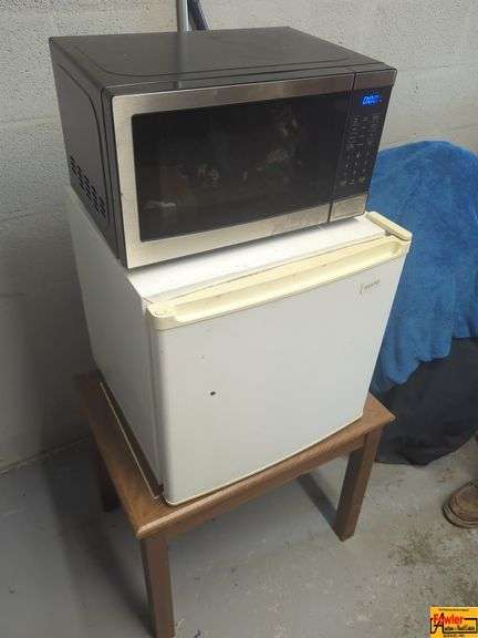 Sanyo Mini Fridge & Microwave On Stand image