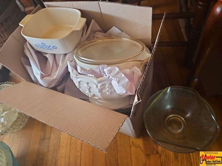 Mixed Lot of CorningWare, Pyrex, and Decorative Glassware image