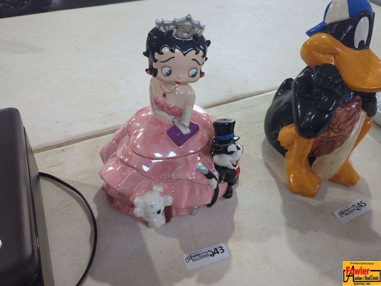 Betty Boop Cookie Jar (arm is broken) image