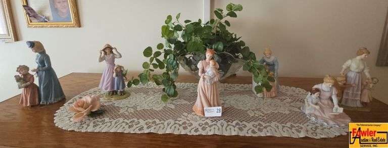 Contents on Top of Entertainment Center, Home Interiors & Gifts Figurines image