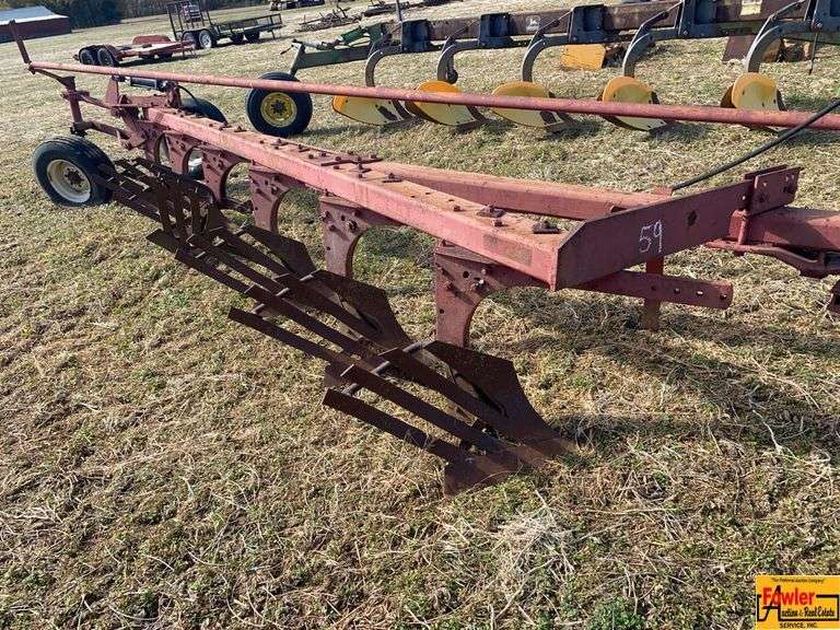 IH 6-Bottom Turning Plow With Slat Wings image