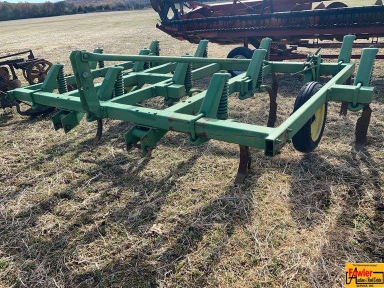 John Deere 1600 Chisel Plow image