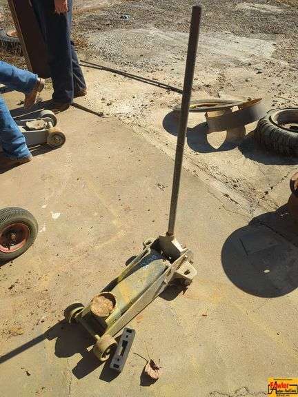 Hydraulic Floor Jack image