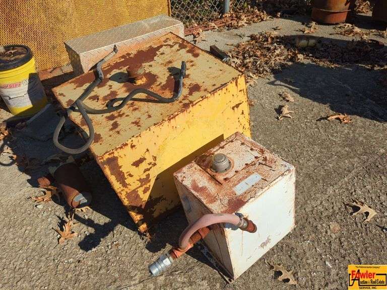 (2) Fuel Tanks & Diamond Plate Aluminum Hollow Box image