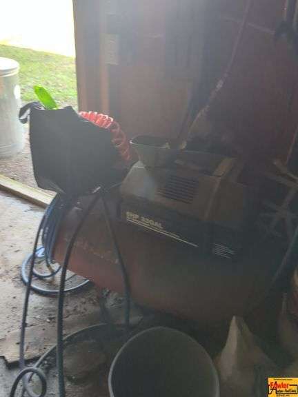 Craftsnab 33-Gallon Air Compressor image