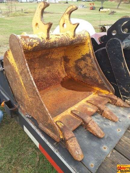 24" Backhoe Bucket, AT316558 (located on Lot #37-trailer) image