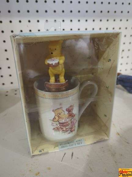 Winnie the Pooh Mug & Figure by Royal Daulton (H318) image