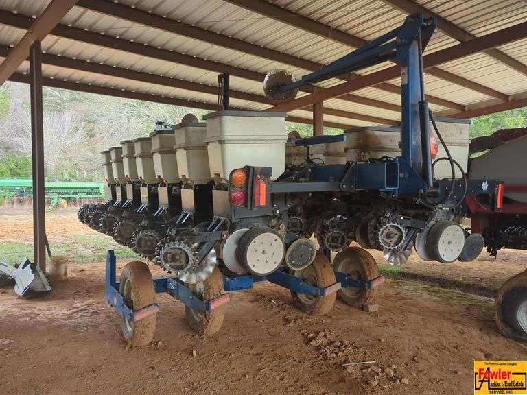 Kinze 3500 Planter With Corn Meters image
