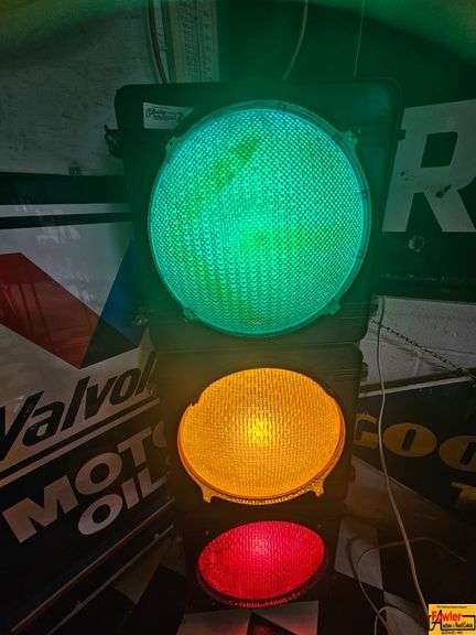 Three-Light Traffic Signal