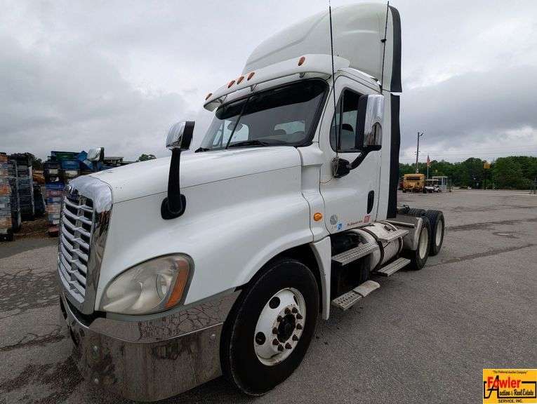 2014 Freightliner Cascadia; 921,245 Miles; VIN 3AKJGEBG8ESFS2162. See video. image