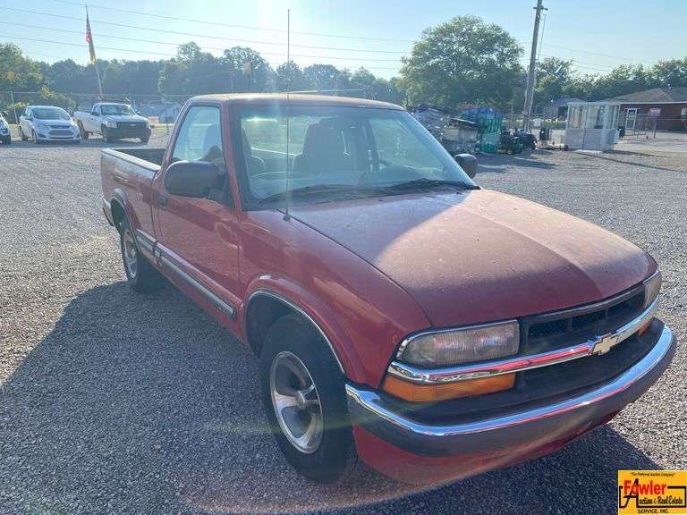 2001 Chevrolet S-10 LS Pick Up Truck; Runs good & has new tires (barn find)  Only 56,479 Miles; VIN 1GCCS14W91K166504.  See video.