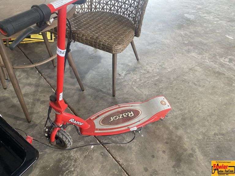 Razor E-100 Scooter With Charger image