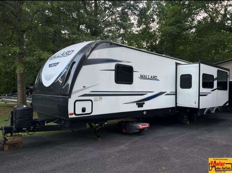 2020 Mallard M301 Camper. Super clean. Located at 7255 Highway 53 in Harvest, AL. Call 601-513-7691 for more info. image