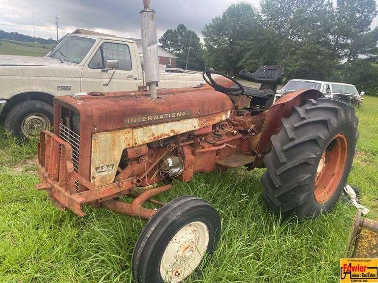 International 424 Tractor image