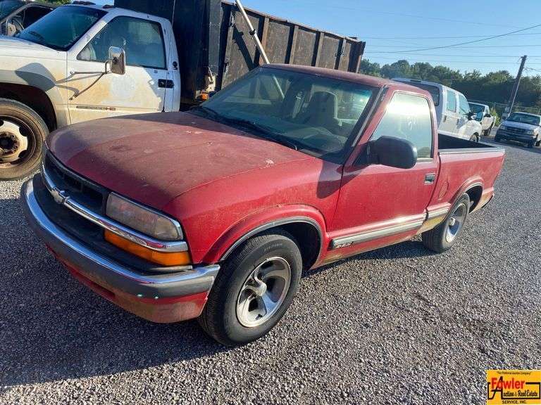 2001 Chevrolet S-10 LS Pick Up Truck; Runs good & has new tires (barn find)Only 56,479 Miles; VIN 1GCCS14W91K166504 image