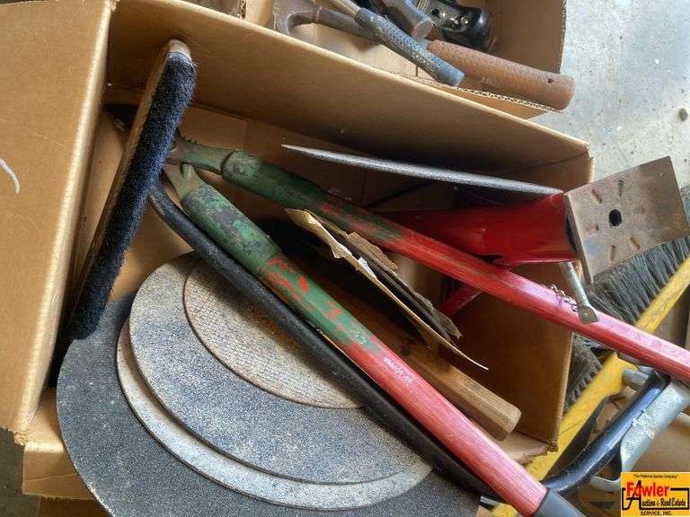 Box Of Sanding Pads, Hedge Loppers image